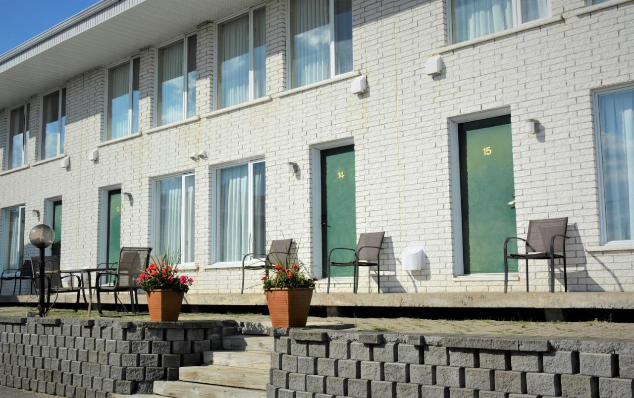 Motel Quatre Saisons Форествилл Экстерьер фото