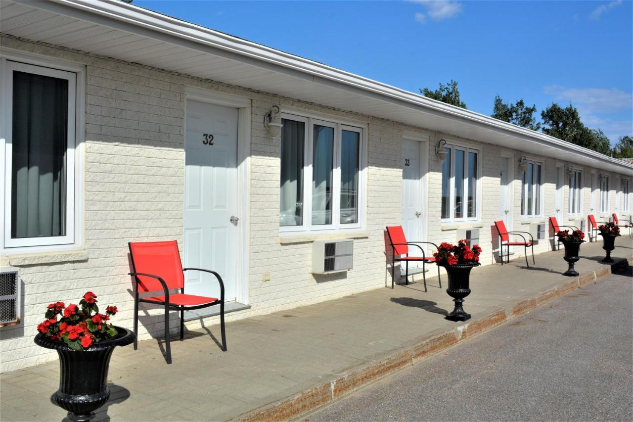 Motel Quatre Saisons Форествилл Экстерьер фото